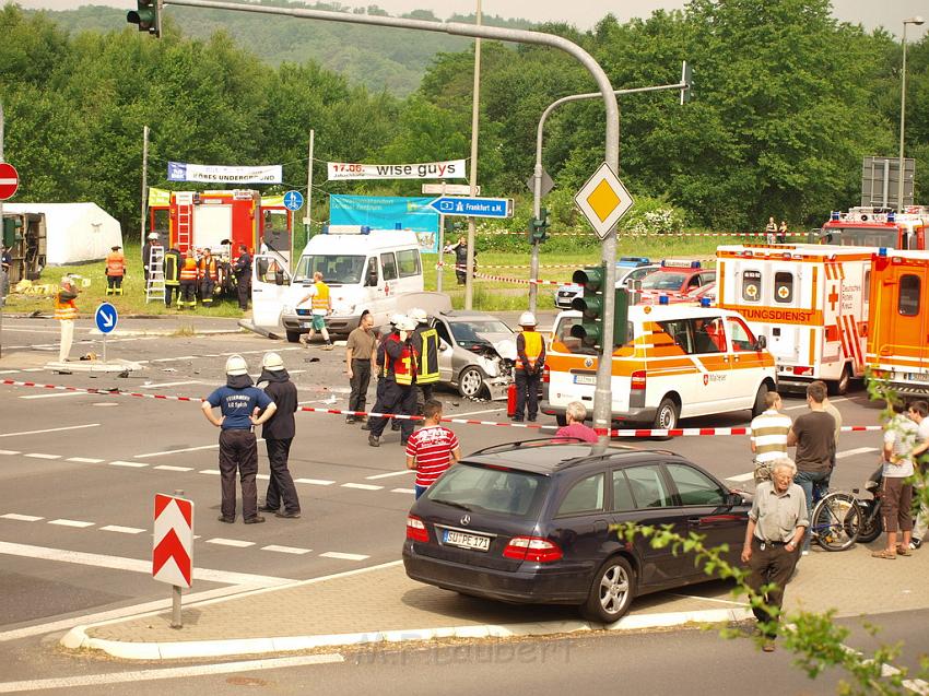 Schwerer Unfall mit Reisebus Lohmar Donrather Dreieck P173.JPG